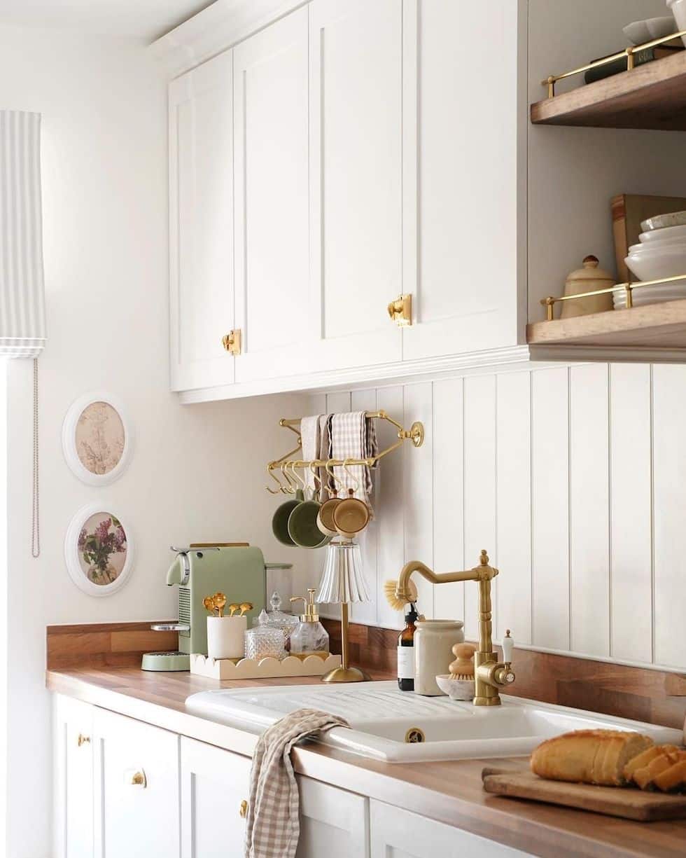 5 Charming Kitchen Sinks: Sunday Strolls & Scrolls