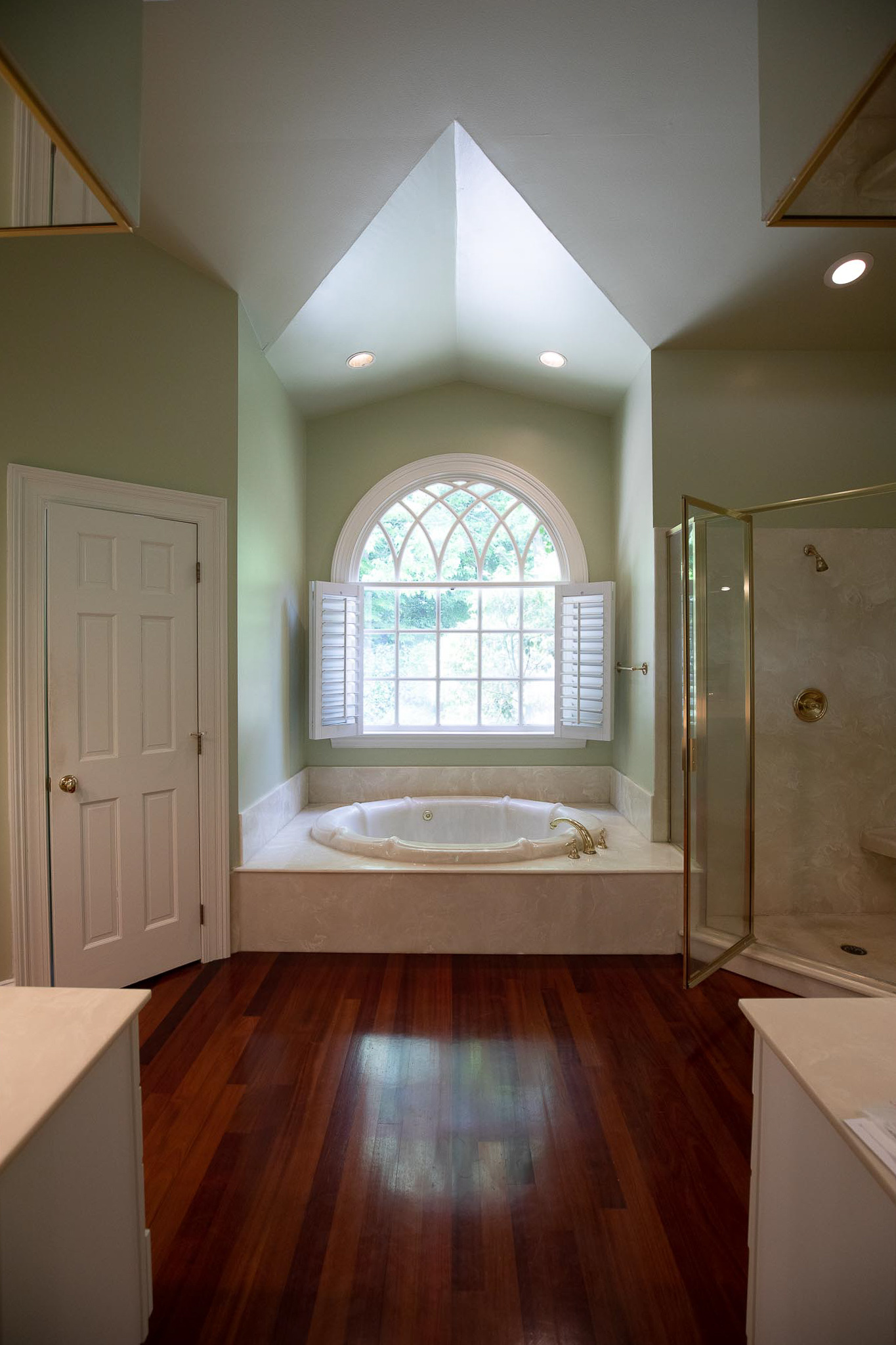 Primary bathroom in the Modern Colonial house before renovation