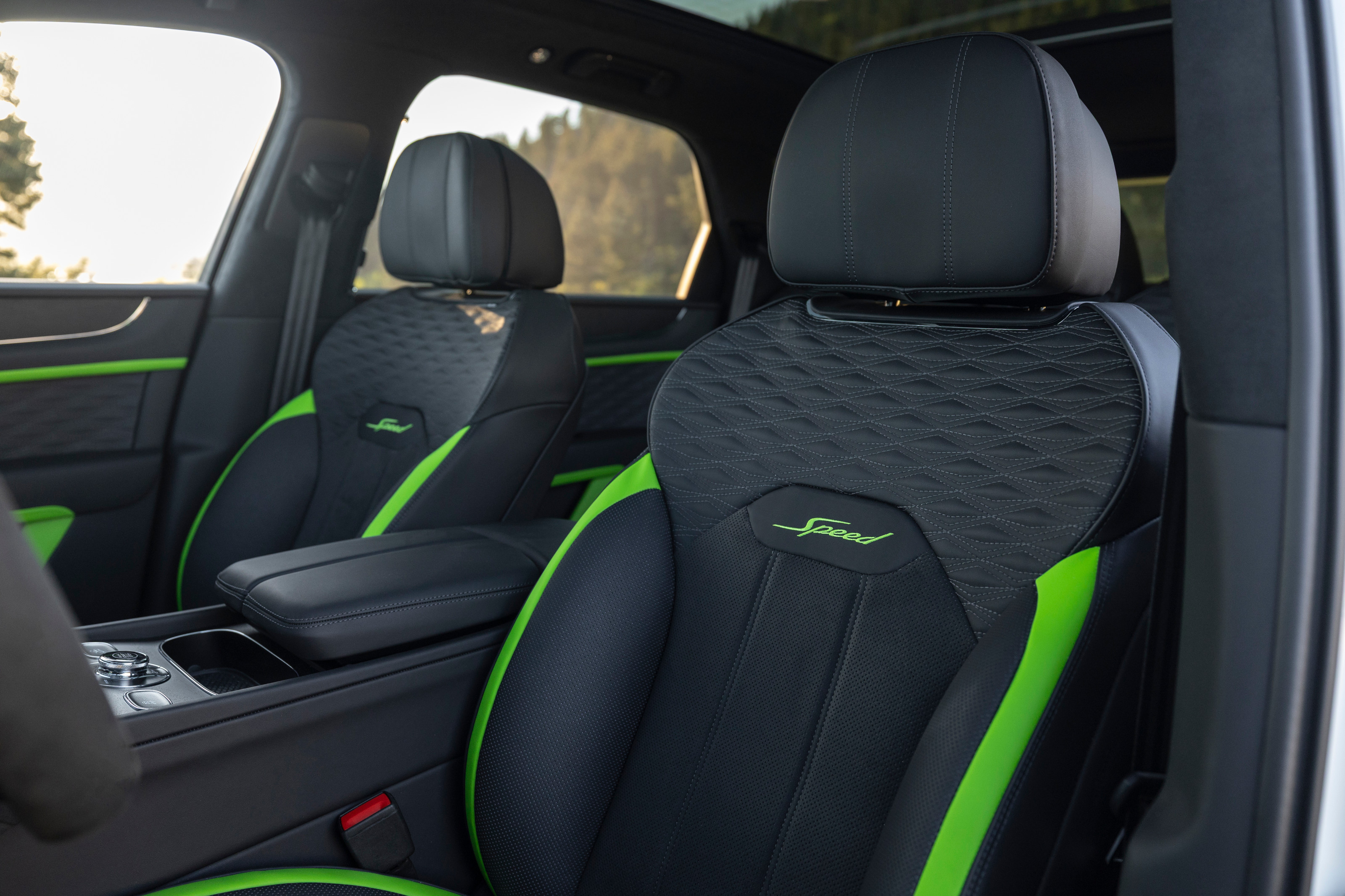 The Snow Quartz car got lime/acid green seat inserts