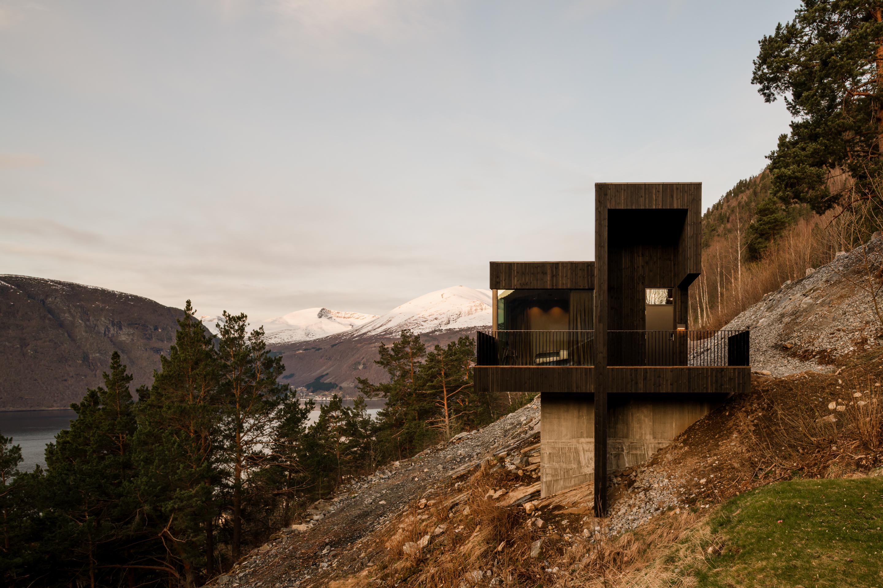 The simple arrangement of the structure can be seen in the side view