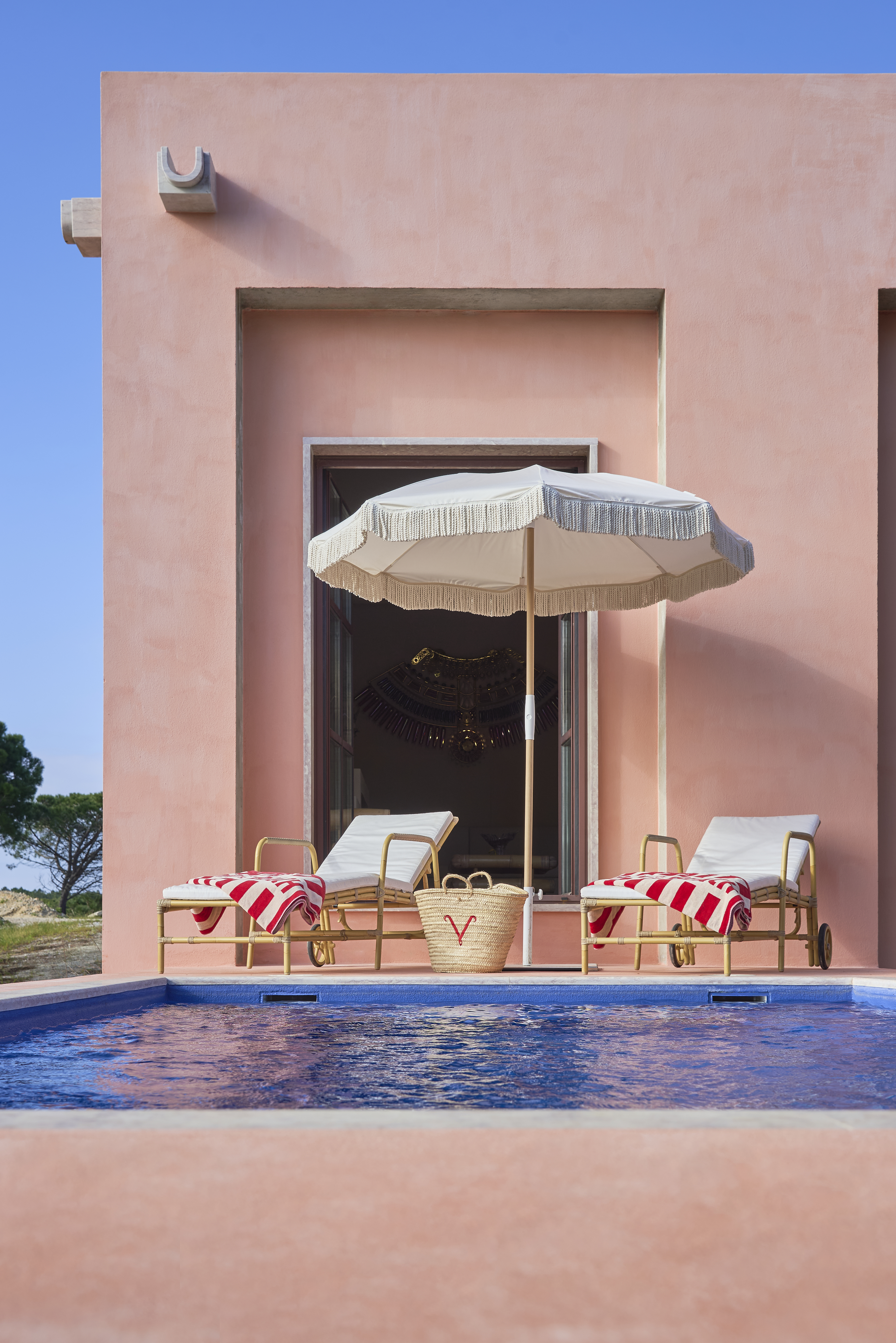 christian louboutin vermelho hotel new villas