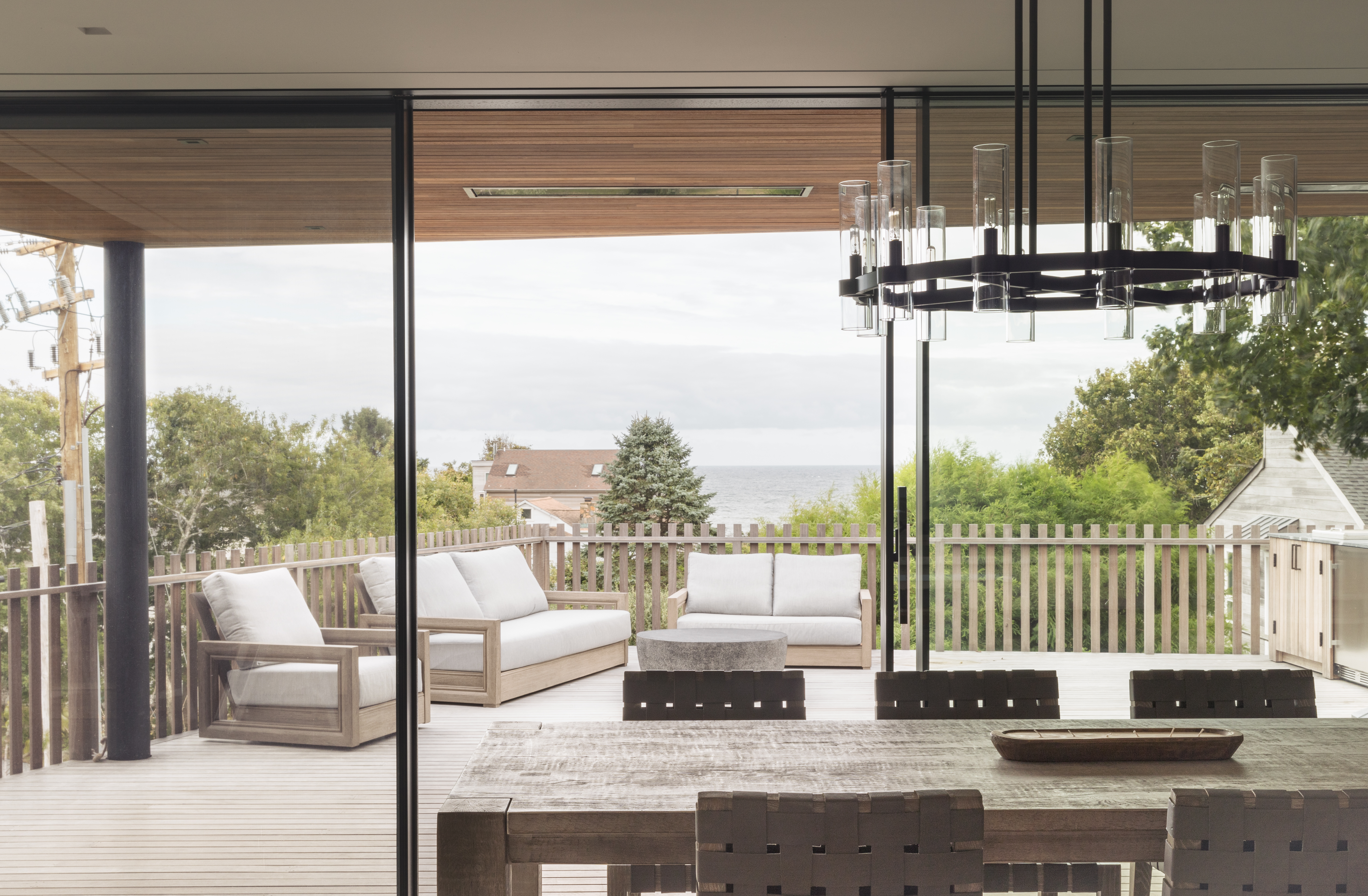 Montauk house on Hither Hills with its timber frame in a green landscape