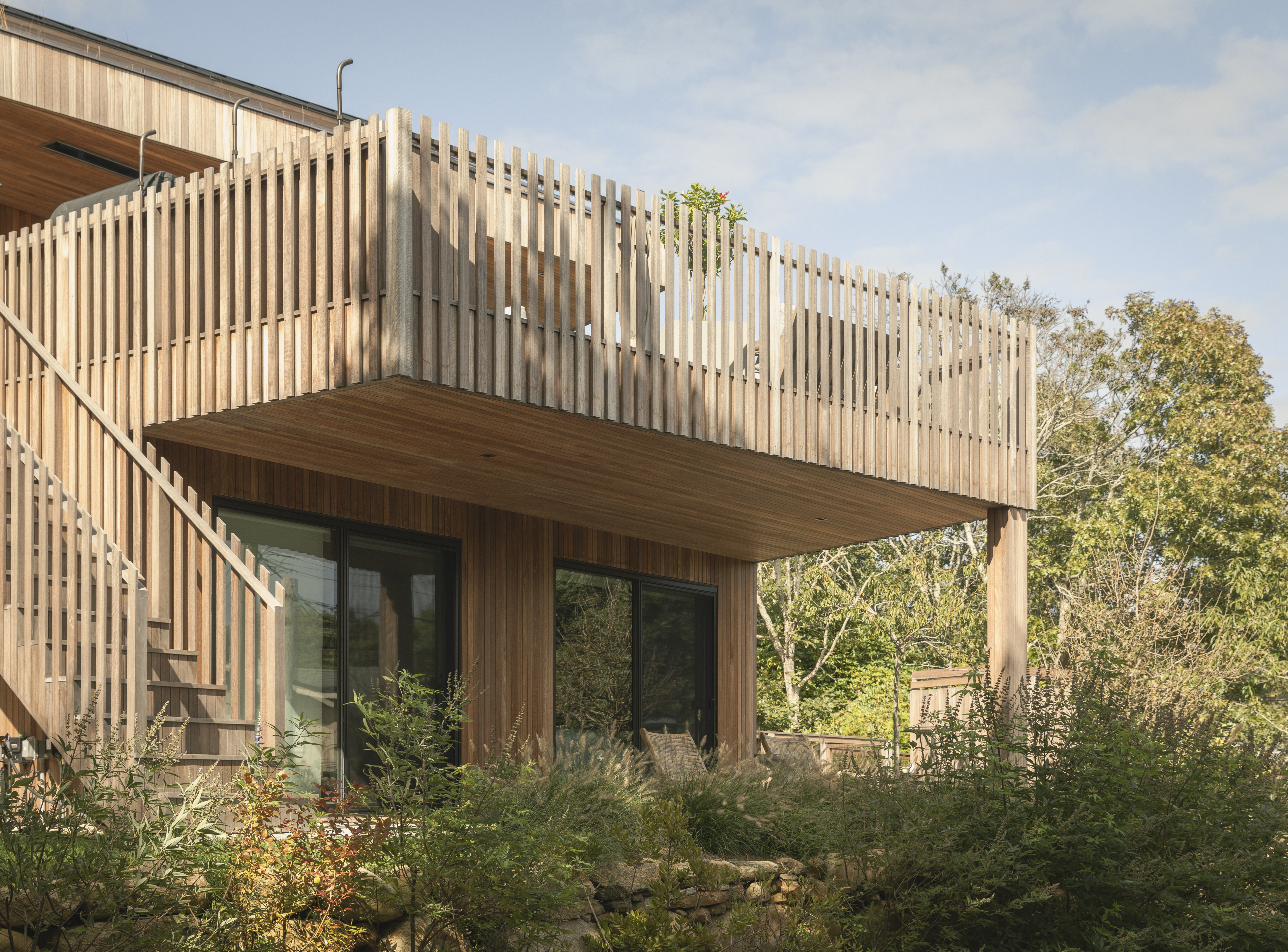 Montauk house on Hither Hills with its timber frame in a green landscape