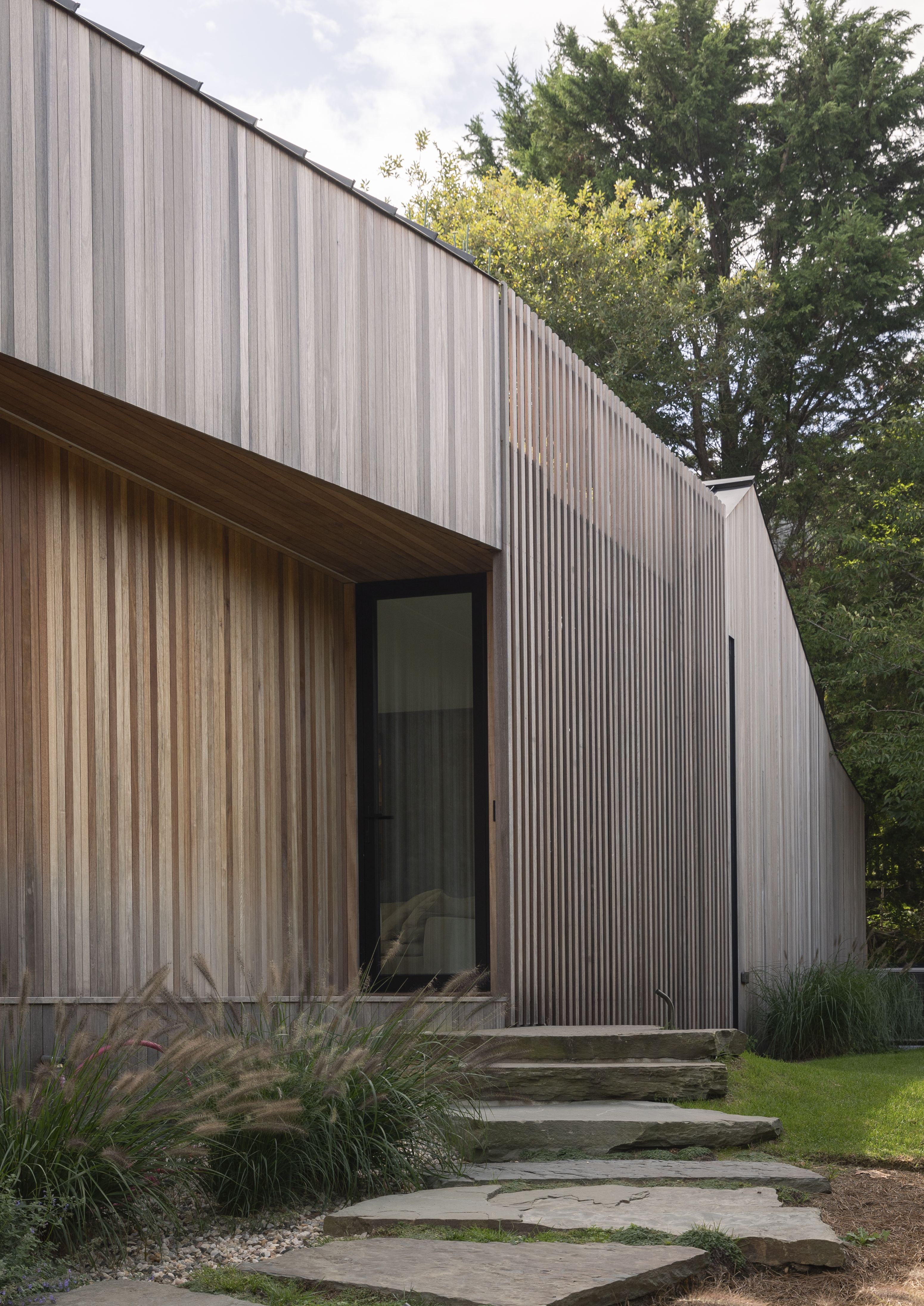 Montauk house on Hither Hills with its timber frame in a green landscape