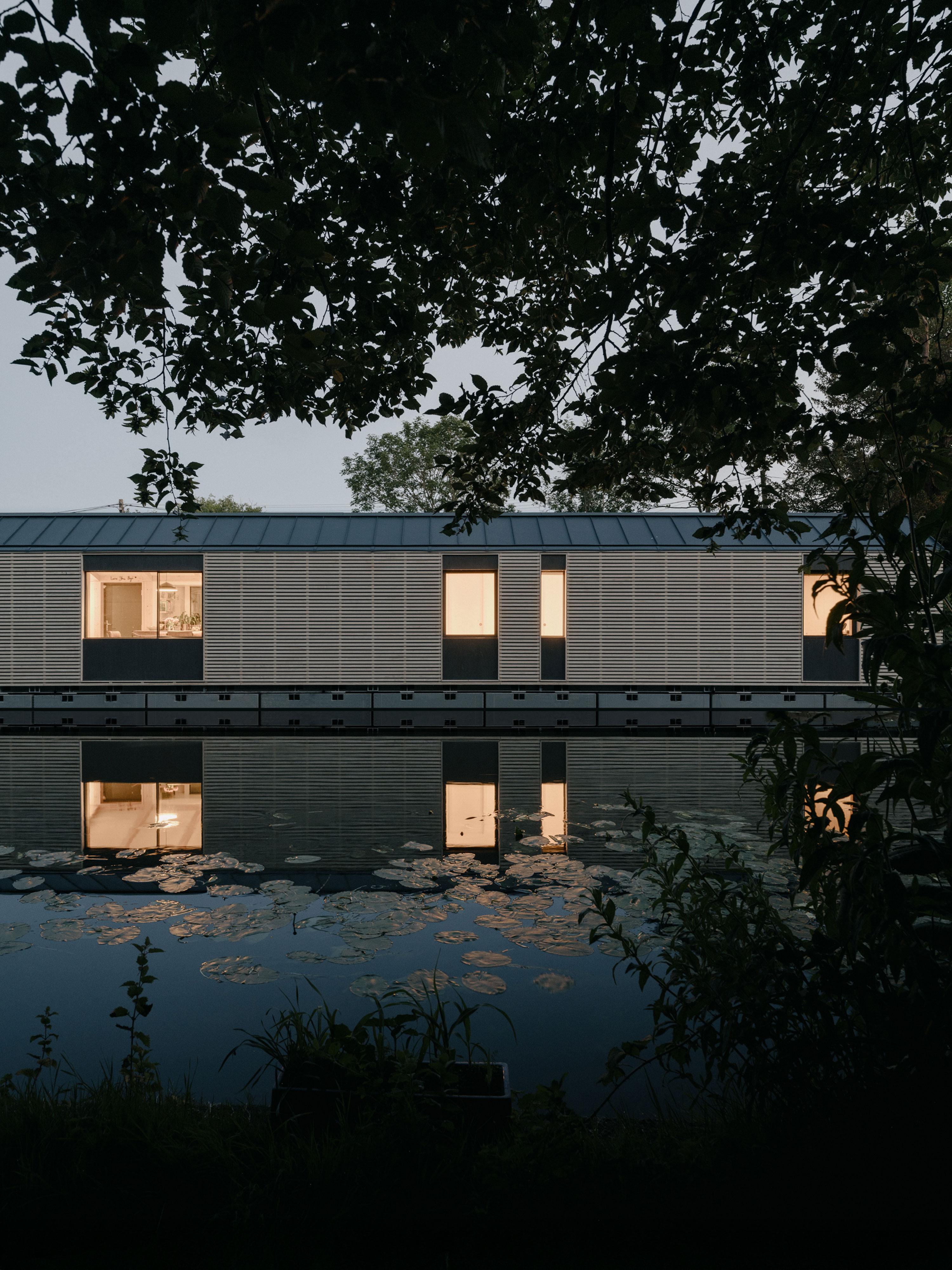 london houseboat designed by tiggcoll architects, 'the floating house'