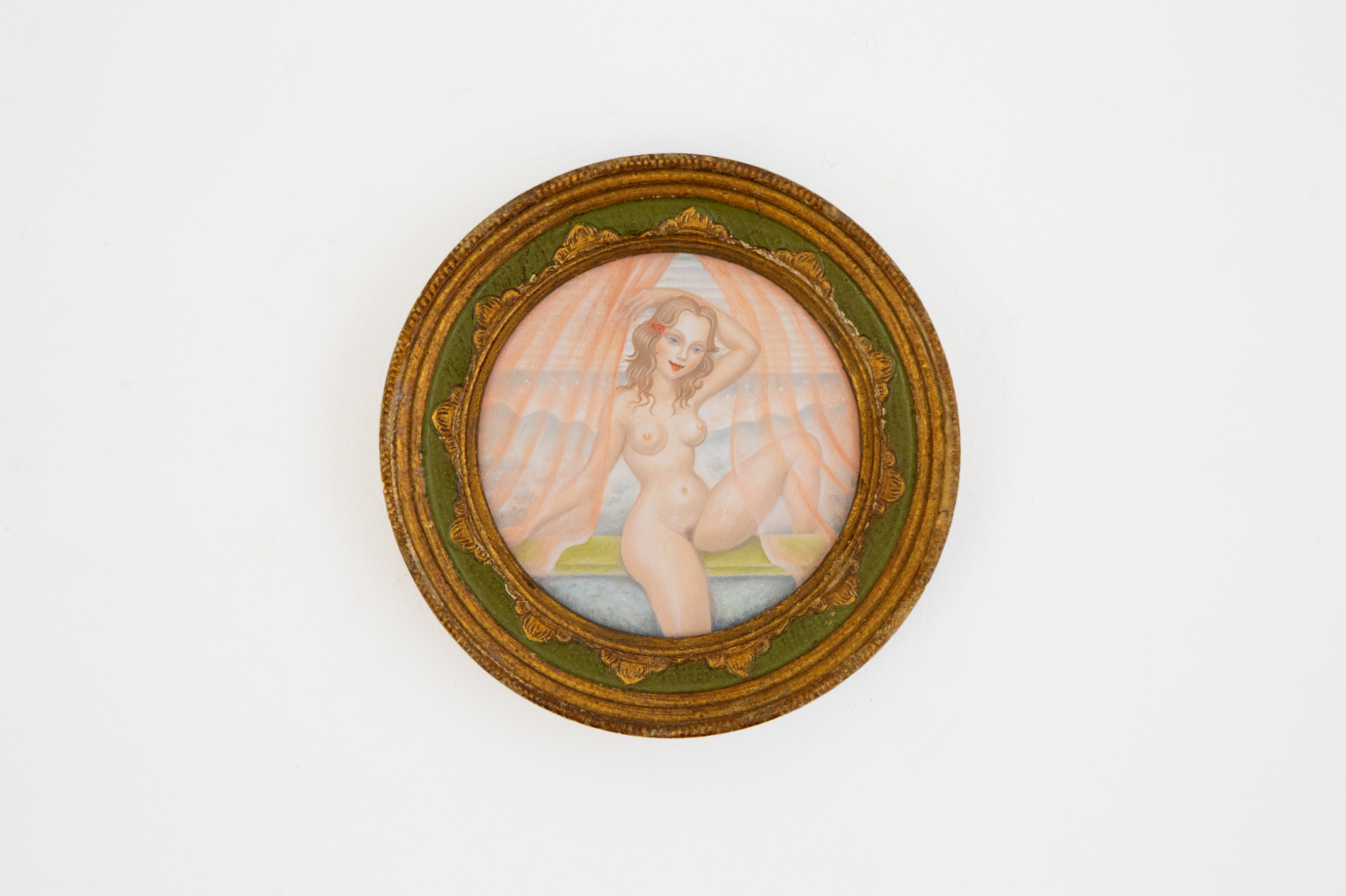 picture of woman in small round frame