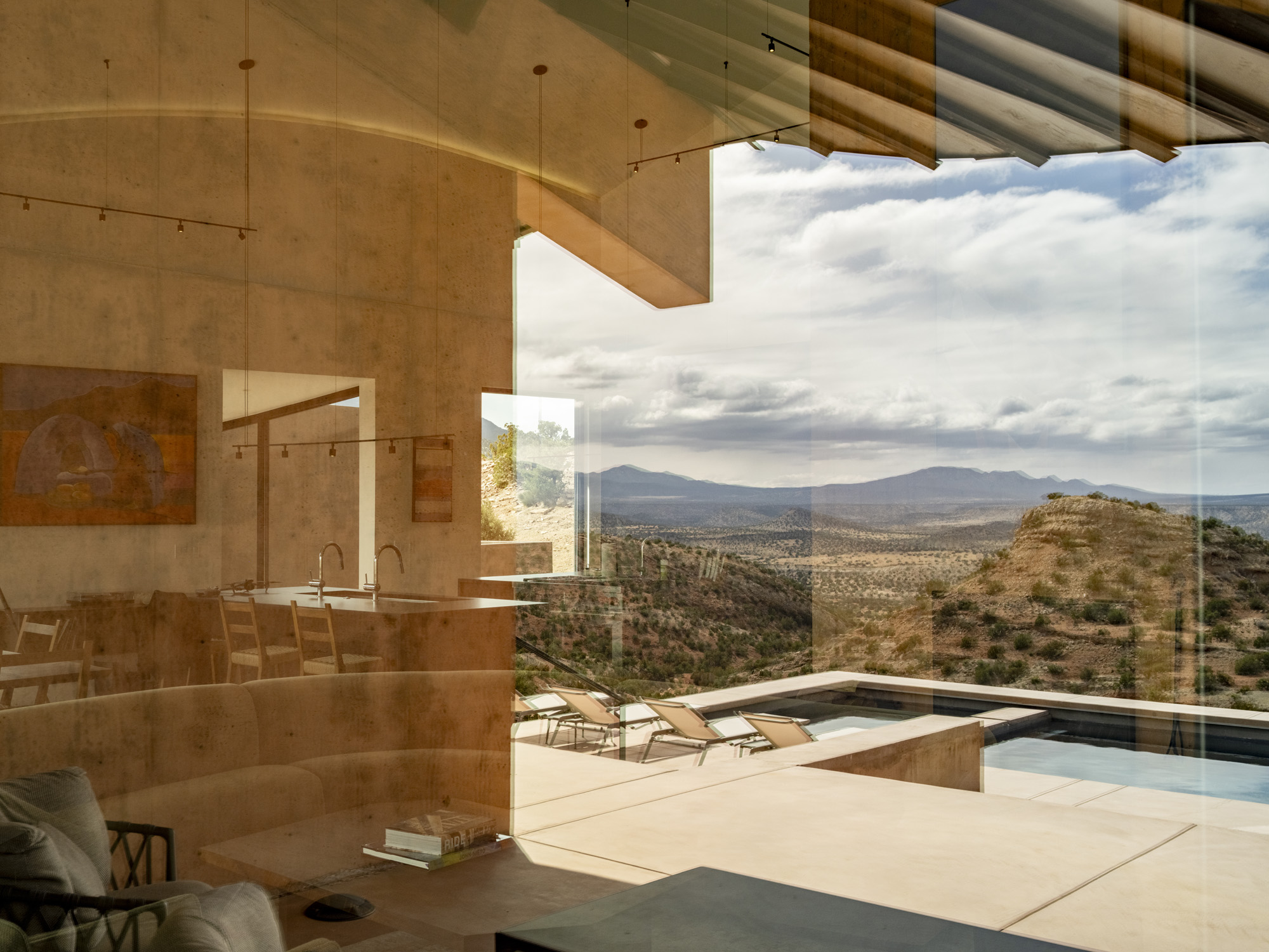 Albuquerque house - Placitas - an unusual house looking like a dinosaur set in the american desert